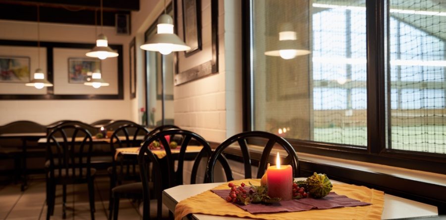 Cafeteria mit Blick auf die Plätze